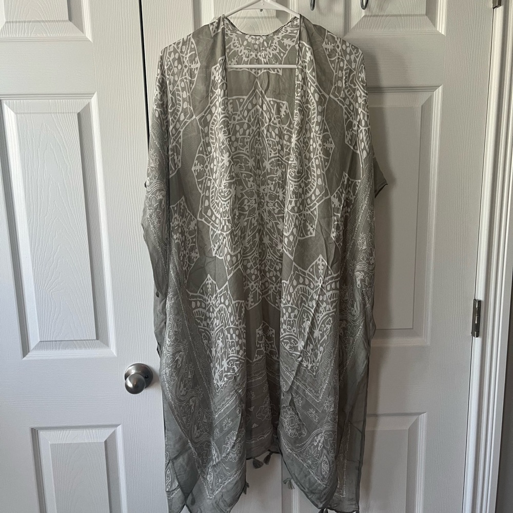 Light Sage and White Patterned Women's Kimono